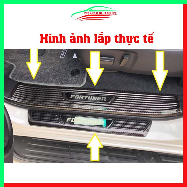 Ốp bậc cửa, nẹp bước chân Fortuner 2017-2023 vân cacbon chống trầy bảo vệ trang trí xe