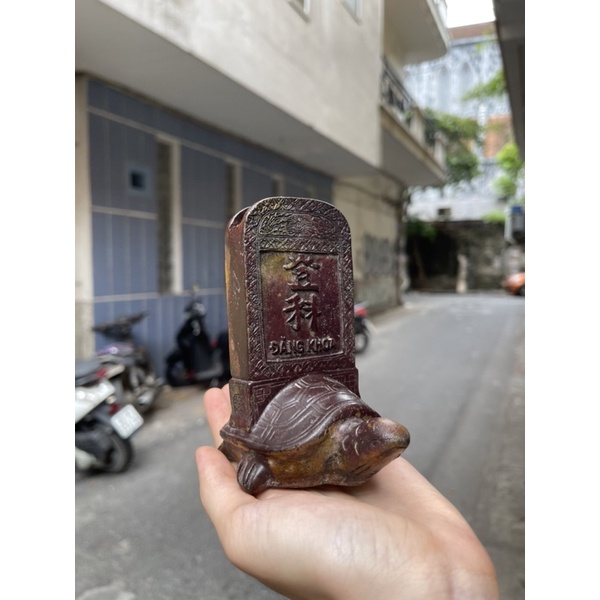 Hộp đựng bút rùa gỗ bia khắc chữ “Đăng khoa