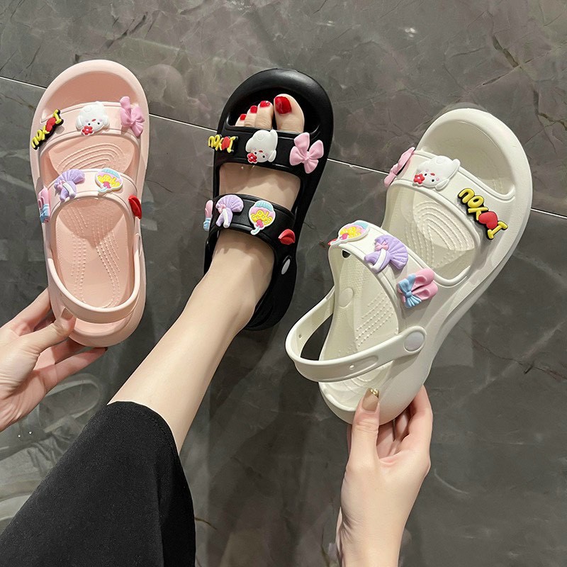 Dép sandal nữ Crocs 2 quai ngang chất liệu EVA nhẹ mềm, dép quai hậu nữ đế cao 5cm kèm Sticker đi học, đi chơi cute