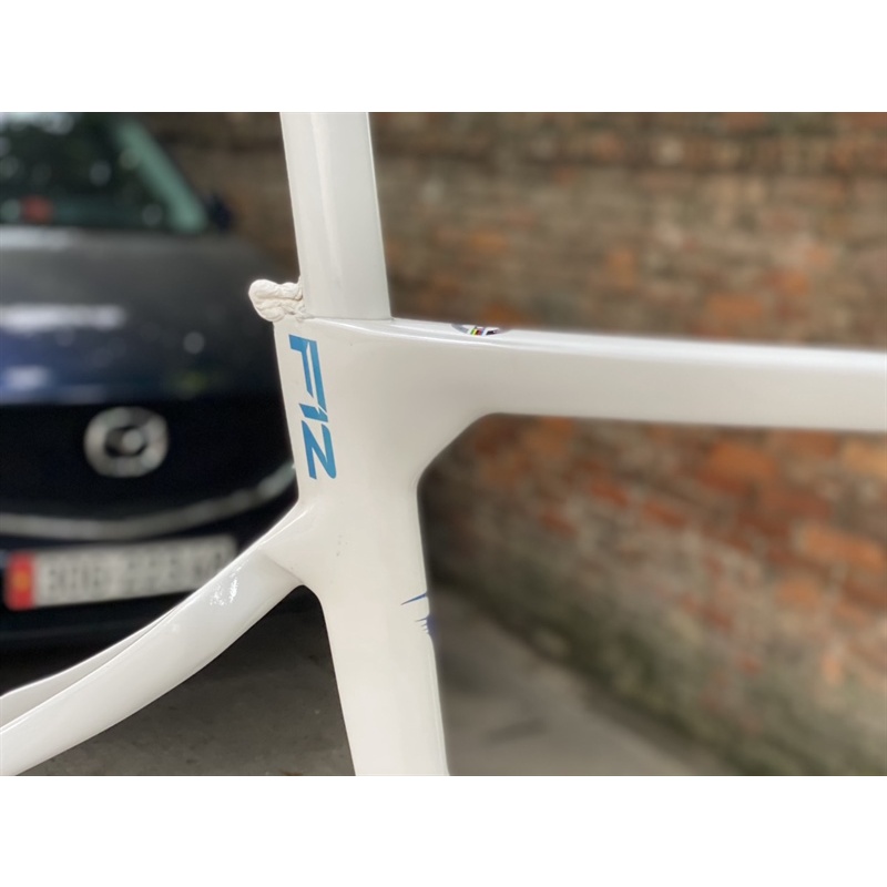 Khung sườn xe đạp đua F12 Carbon có ghi đông Trắng chữ xanh nhũ