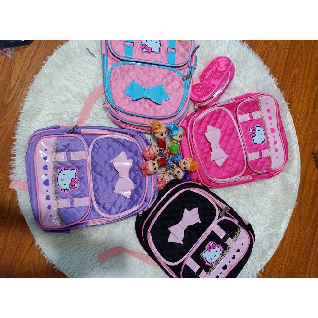 Balo Học Sinh Tiểu Học Hello Kitty Cho Bé Gái Tặng kèm Búp Bê Và Hộp Bút Chống Gù Cao Cấp (3558)