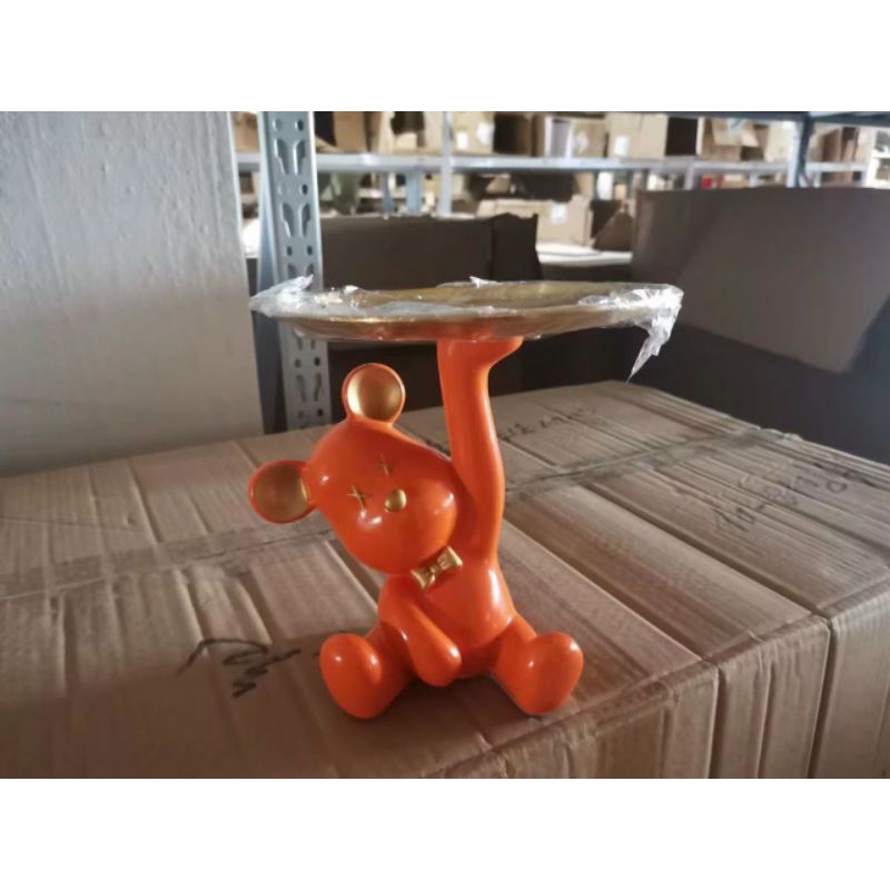 Gấu Bearbrick đỡ khay để bàn
