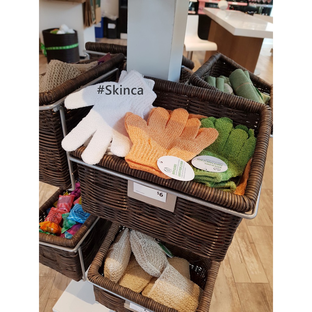 Găng tắm tẩy da chết Exfoliating Bath Gloves The Body Shop