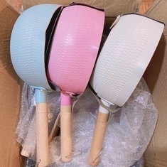 Chảo chống dính đáy lòng sâu có tay cầm cán gỗ chống bỏng size 18cm