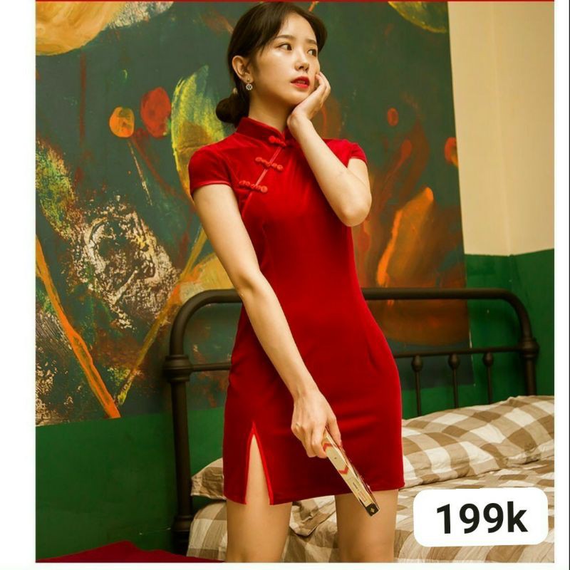 Sườn xám đỏ xẻ đùi
