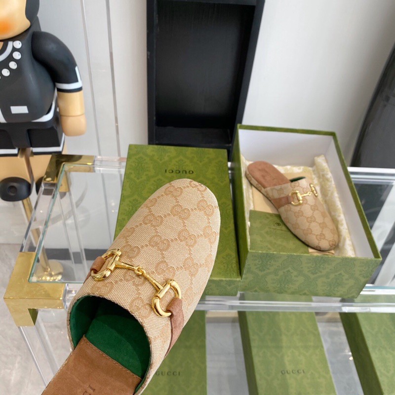Giày sục nữ mũi tròn da in logo đế bằng gucci Gc GG