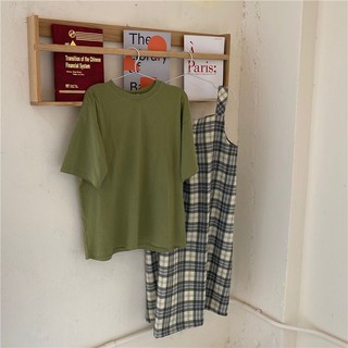 Set áo thun nữ dáng rộng màu bơ + váy yếm dáng suông dài kẻ sọc caro
