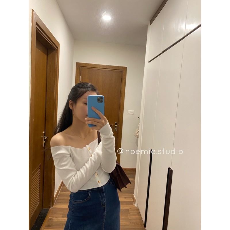 Áo croptop trễ vai khuy giữa len