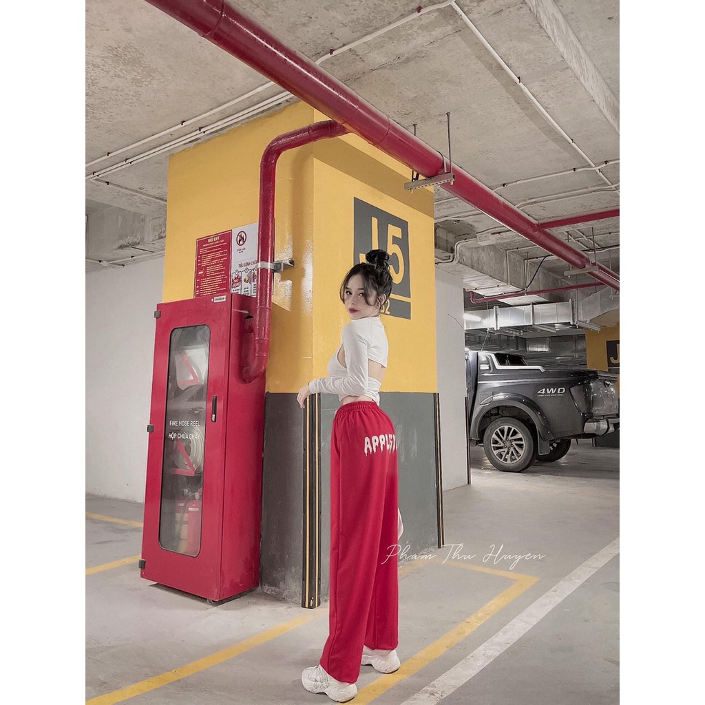 SET ÁO CROPTOP CỔ V QUYỄN RŨ KÈM QUẦN JOGGER HOT HIT