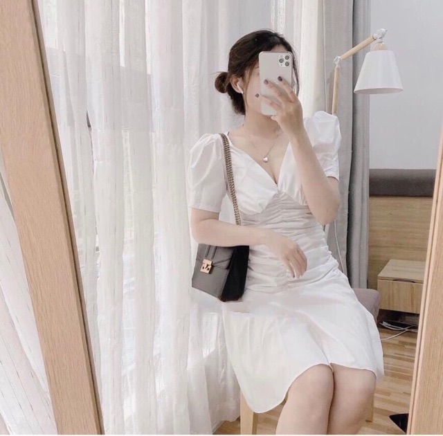 Đầm suông trắng cổ V nhún ngực tay ngắn chất liệu lụa có lót | BigBuy360 - bigbuy360.vn