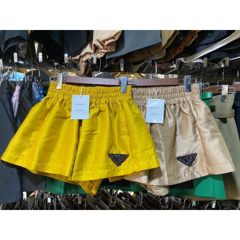 QUẦN SHORT TAFTA ĐÍNH PADA KIM SA ĐEN SANG CHẢNH MS20187