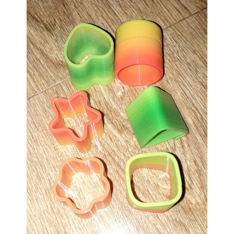 Một cái cầu vòng lò xo nhiều màu sắc loại 40mm bằng nhựa rất đẹp