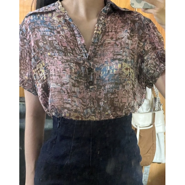 sơ mi voan, chân váy jeans ôm xẻ tà