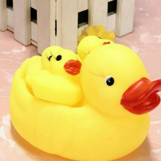 Đồ chơi Đàn vịt vàng kêu chip chip cho bé chơi khi tắm gồm 1 vịt mẹ và 3 chú vịt con