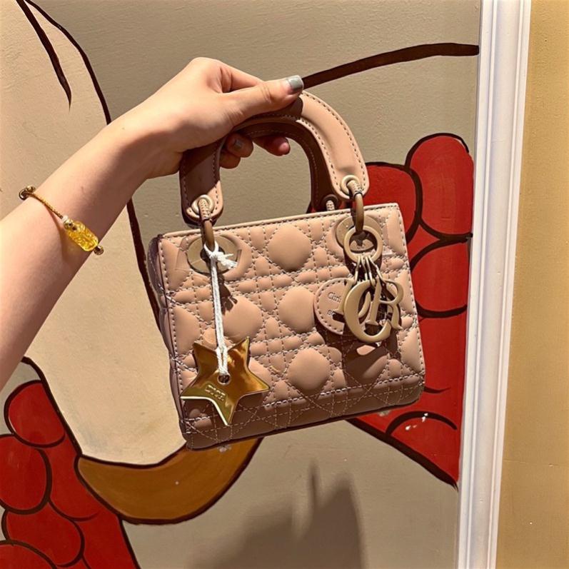 Túi chữ Đ vân 3 ô da lì size 17 kèm khăn 2 bản dây full 2 box hàng QC cao cấp