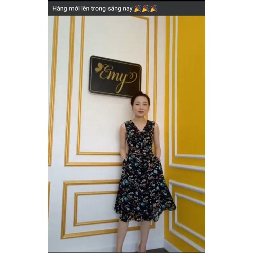 Váy EmyVáy dài qua gối, tôn dáng, tôn eoMàu: nền đen, hoa (như hình). Size: M. Chất liệu: vải rủ, mềm, mát