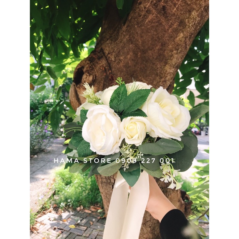 BÓ HOA CƯỚI CẦM TAY CÔ DÂU PHỐI HOA SÁP THƠM HOA HỒNG VÀ HOA VẢI LỤA PHONG CÁCH HIỆN ĐẠI THEO XU HƯỚNG CƯỚI