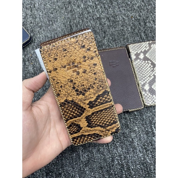 Bao da  may tay cho blackbery key 2