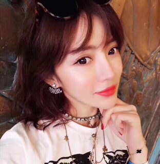 Hoa tai con ong J.Dior bạc 925