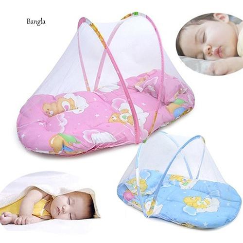 Giường ngủ mềm mại có mùng lưới chống muỗi tiện dụng cho bé đi du lịch