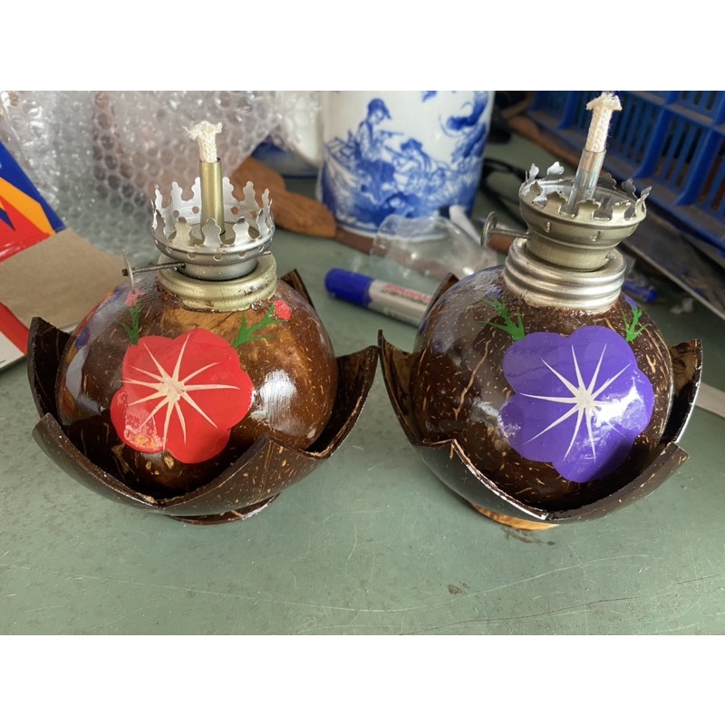 Đèn dầu bằng gáo dừa vẽ hoa mai