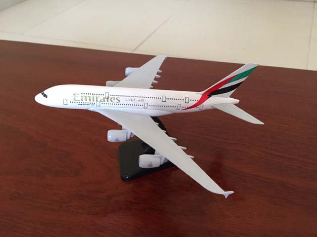 Mô hình máy bay emirates A380 18cm có bánh xe