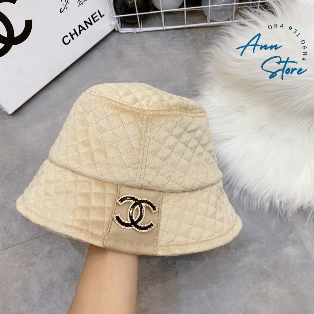 Mũ bucket Chanel nhung trầm trám siêu đẹp, logo đá sang trọng, sẵn 2 màu Đen - Be y hình