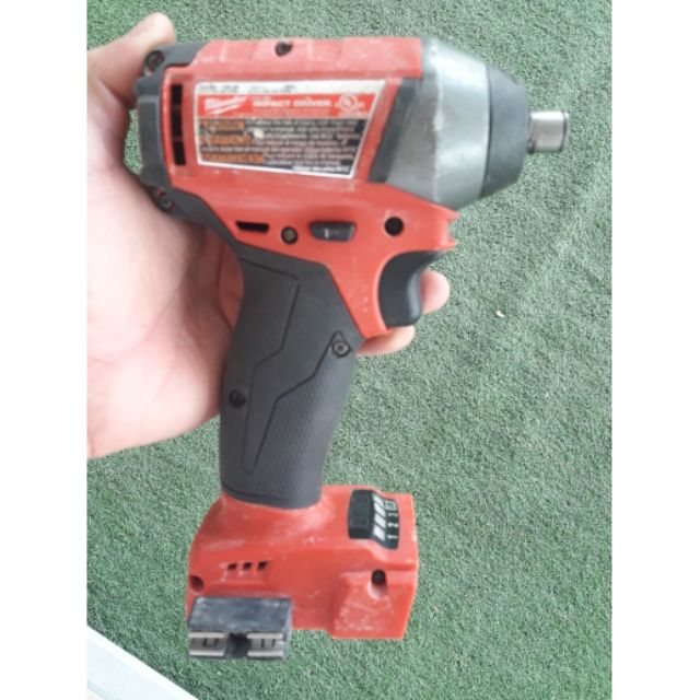 Máy vặn vít milwaukee 2753-20 đã sử dụng, không có vòng giữ vít.