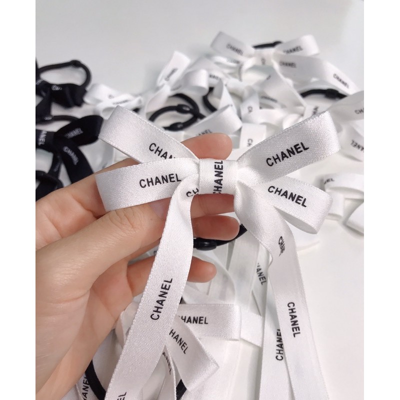 cột tóc chanel nơ ruy băng jennie