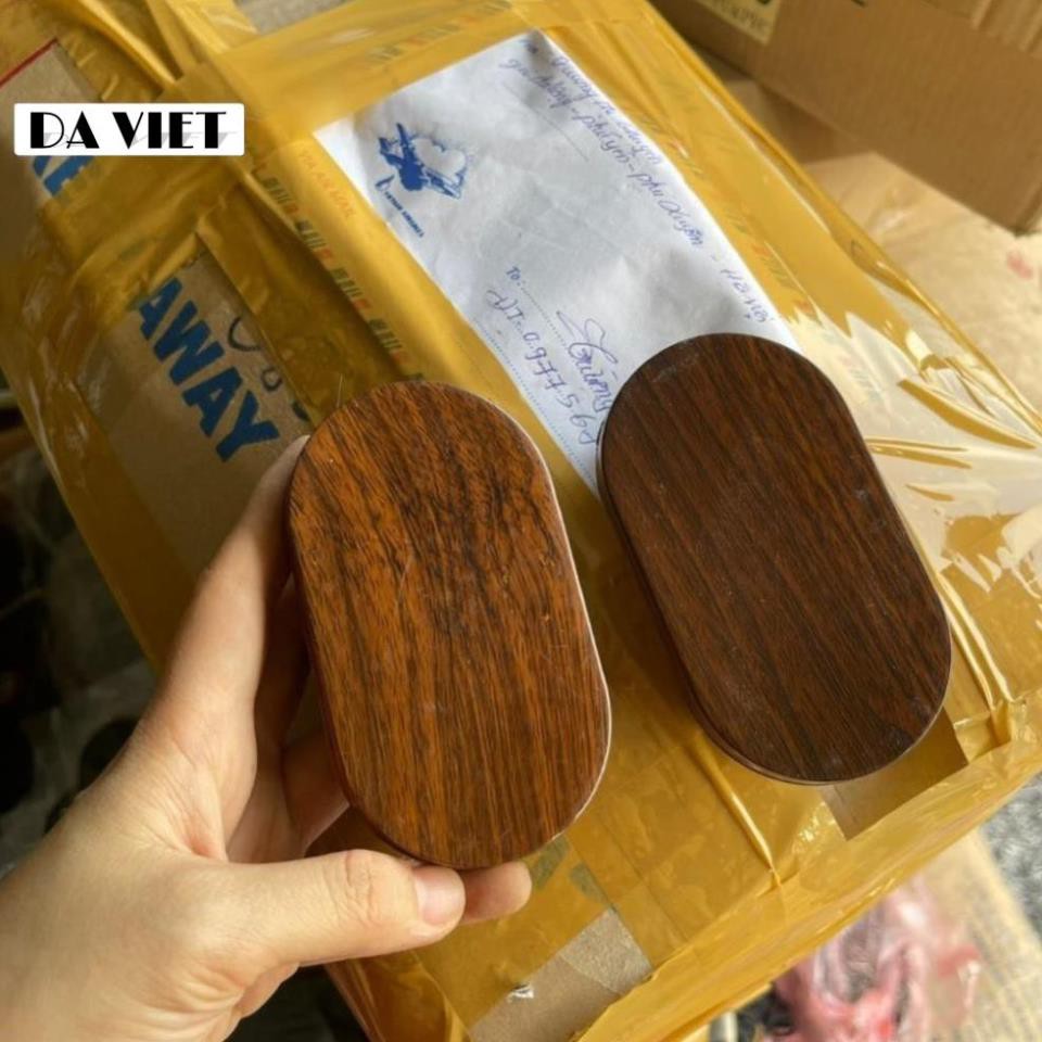 Bàn chải đánh giày vân gỗ có cán cầm tiện lợi phù hợp với giày da và da lộn