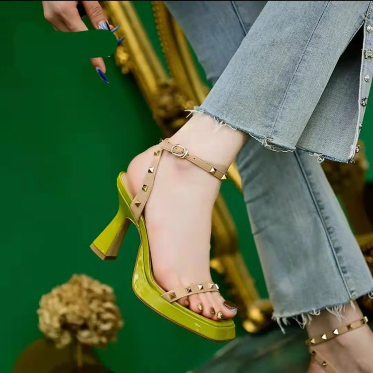 Giày Sandal Cao Gót Đế Xuồng Dày Hở Ngón Quai Đính Đinh Tán Chống Nước Thời Trang Mùa Hè 2022 Mới Cho Nữ