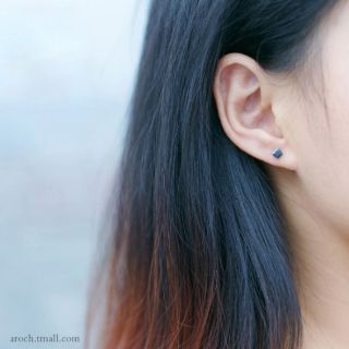 Stub earings đá đen vuông