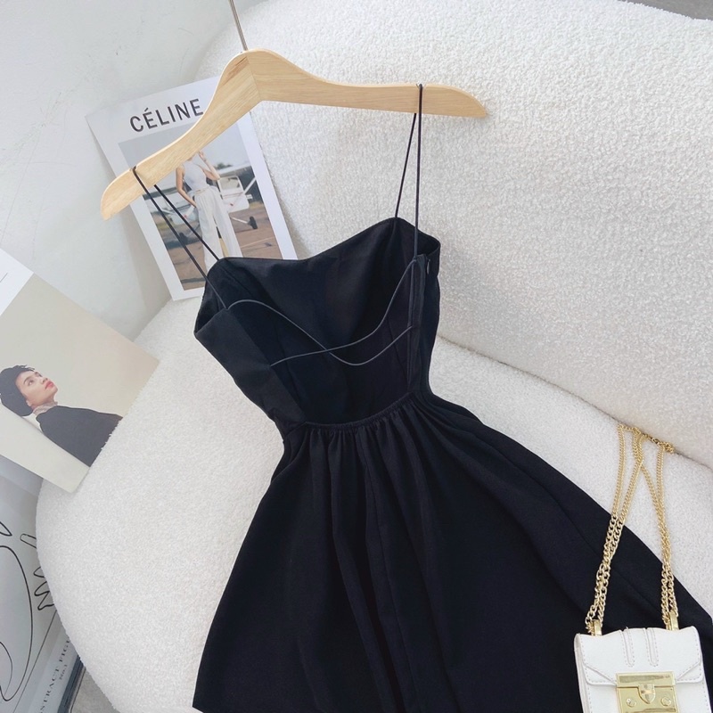 Đầm đen hở lưng dáng dài cực kỳ quyến rũ