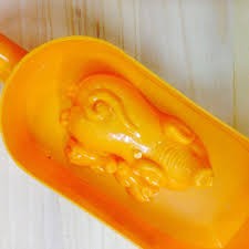 KHUÔN TRUNG THU GÕ 250 GRAM HÌNH MẸ CON NHÀ LỢN