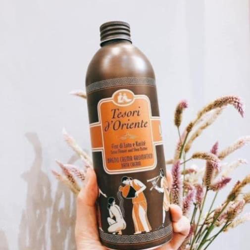 CHAI 500ML SỮA TẮM HOA SEN HƯƠNG NƯỚC HOA TESORI D'ORIENTE KÈM VÒI NHẤN