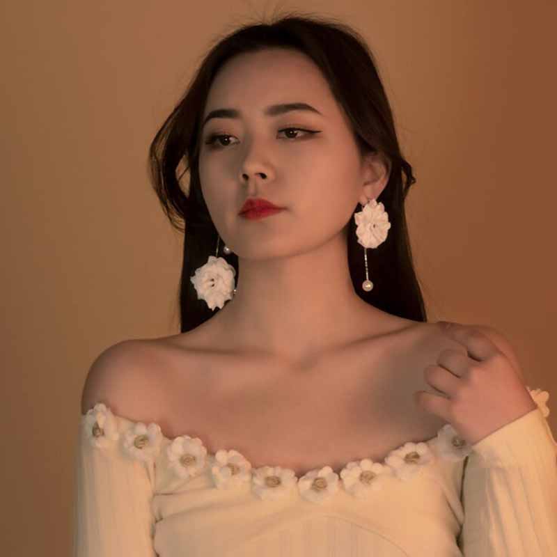 1 Đôi Khuyên Tai Dáng Dài Hình Bông Hoa Màu Hồng / Trắng Phong Cách Cổ Điển Thời Trang Cho Nữ