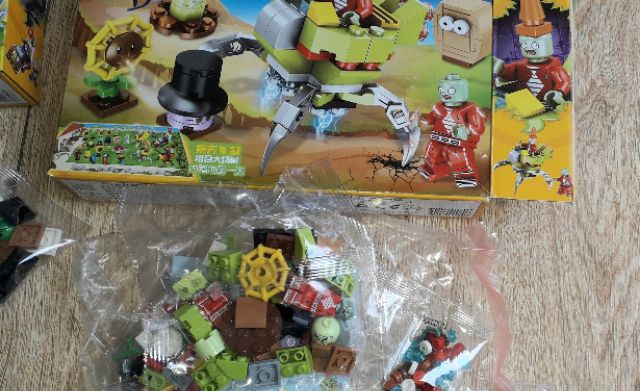 Lắp ráp 1 hộp LegoZoombee 90060 có nhiều chi tiết bằng nhựa ABS