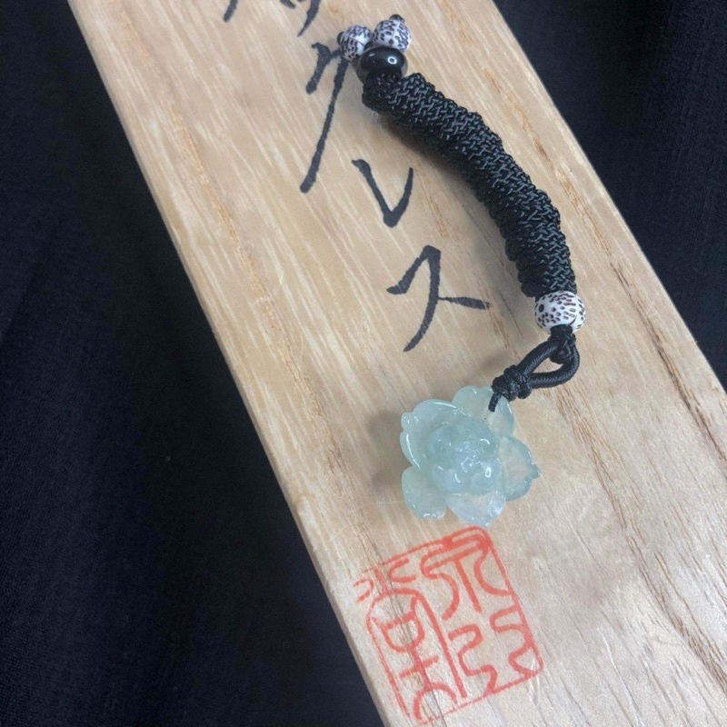 Mặt dây chuyền chạm tay hình hoa sen