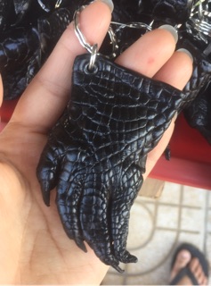 Móc khoá bàn chân cá sấu