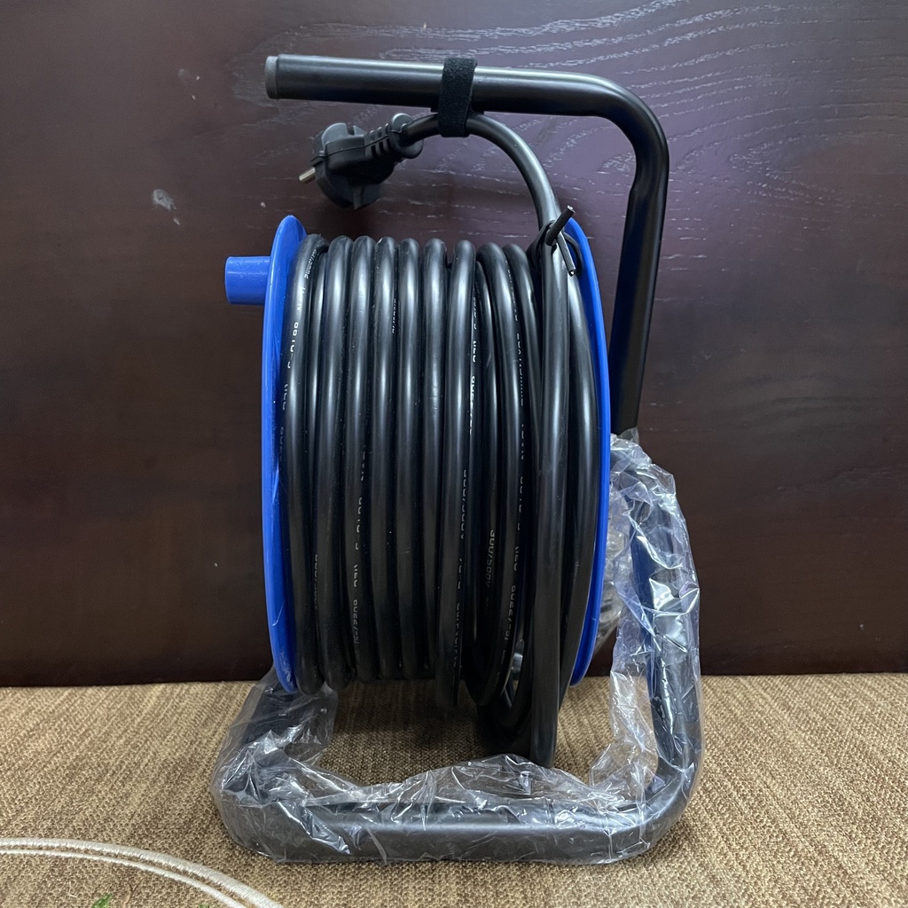 Ổ Cắm Kéo Dài Quay Tay Kiểu Rulo LiOA QN15-2-15A 15m Xách Tay Quay Tròn