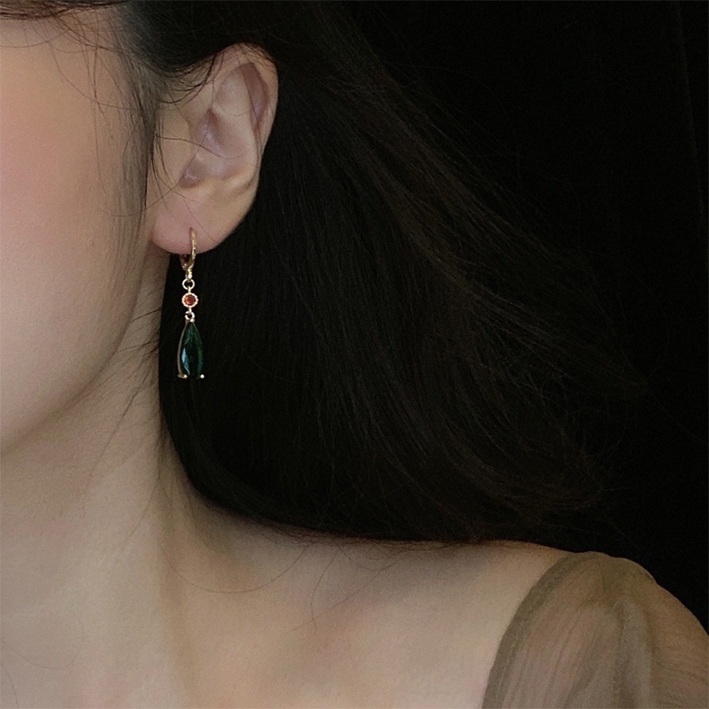 1 Đôi Bông Tai Đính Pha Lê Màu Xanh Lá Cây Thời Trang Không Cần Xỏ Khuyên Dành Cho Bạn Gái