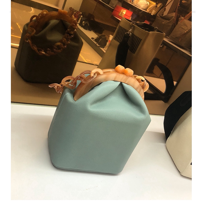 Túi Đeo Vai Bằng Acrylic Phối Dây Xích Thời Trang