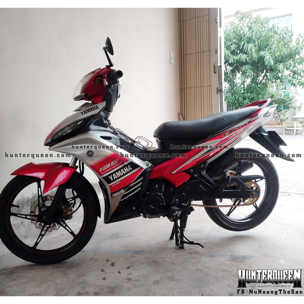 Tem rời xe Exciter 135. Tam YAMAHA đỏ bạc, chất liệu CROM. Đời 2011 đến 2014.