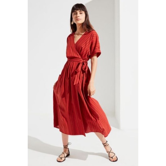 Đầm maxi TAHARI linen cổ V tay ngắn eo vạt chéo thắt nơ cam đất sọc