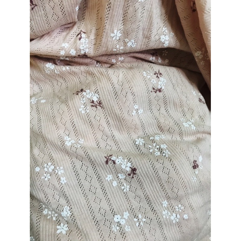 vải thun cotton đục lỗ hoa nhí màu hồng nude