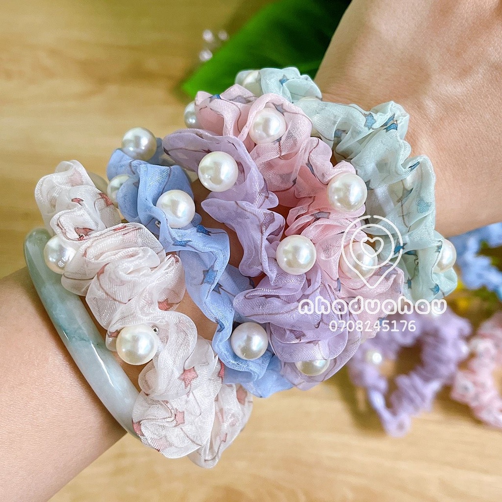 Một cái chun cột tóc dễ thương hình nơ hoa đính ngọc trai cho nữ