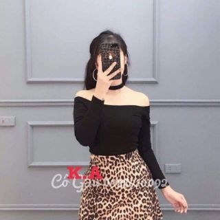 Áo thun trễ vai kèm chocker cổ