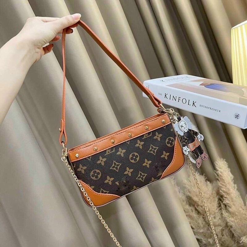 Túi kẹp nách lv kèm phụ kiện có dây đeo chéo chất da pu loại 1