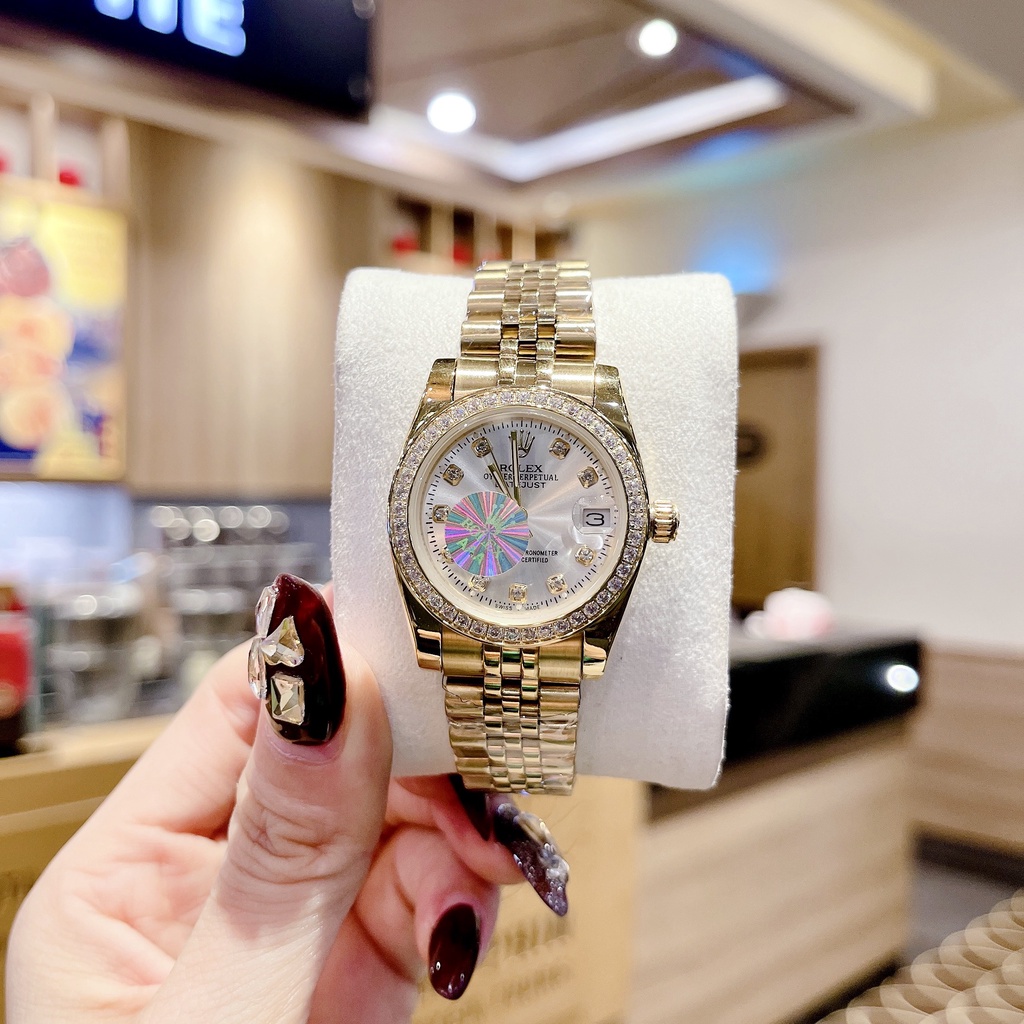 Đồng hồ nữ nhãn hiệu ROLEX mà Ngọc trinh thường sử dụng mặt màu siêu hot 1 thời , cháy hàng đã lâu nay về lại ạ