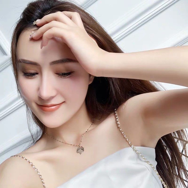 Dây Chuyền Thép Titan Mạ Vàng Hồng 18K Mặt Chiếc Lá Phong Nhỏ Thời Trang Hàn Quốc